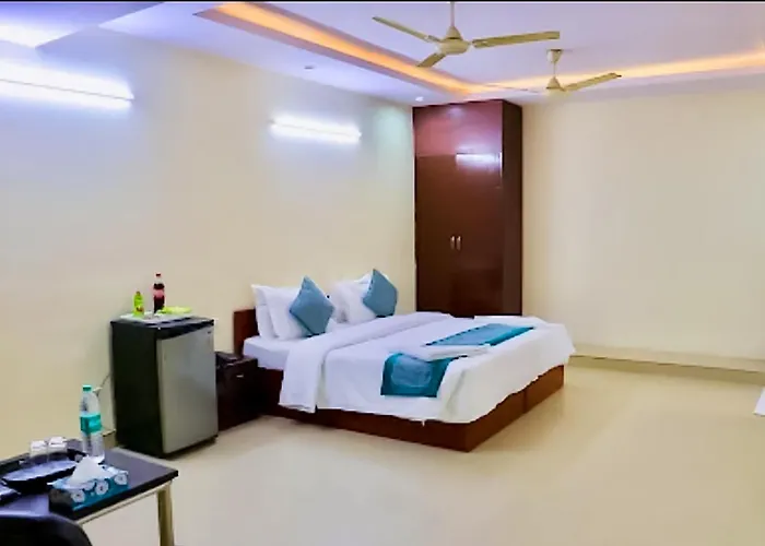 Happy Inn - Near Saket Metro
