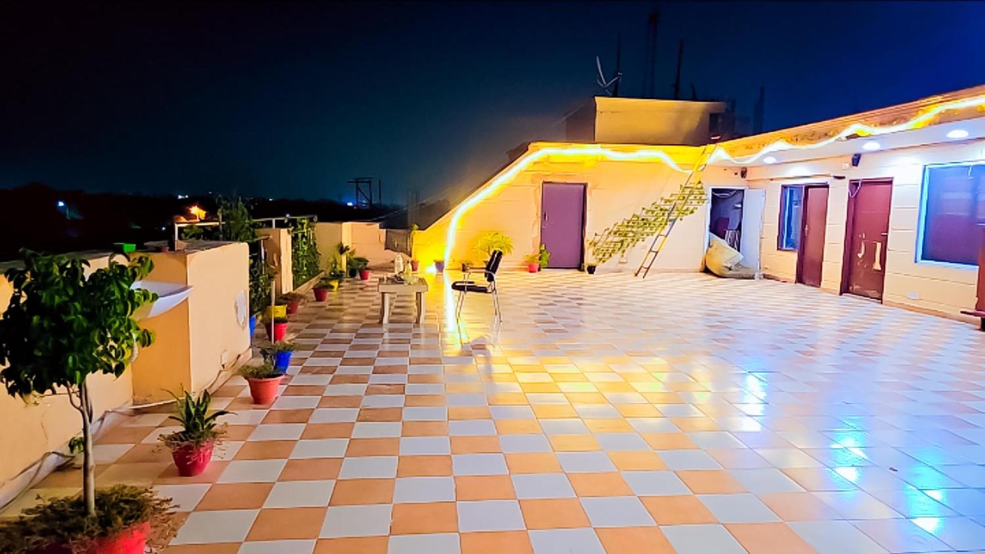Couette-café Happy - Near Saket Metro