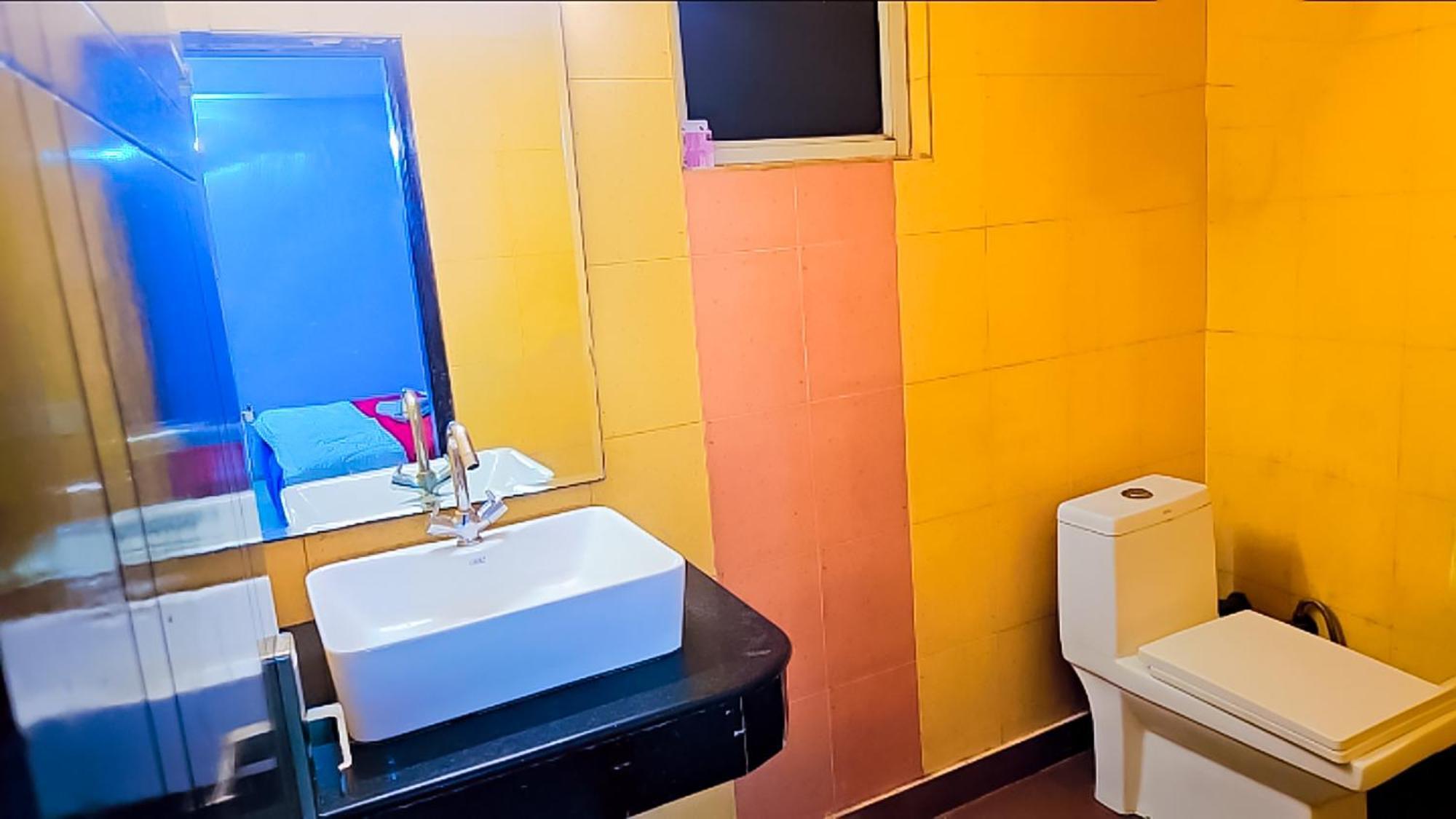 Couette-café Happy - Near Saket Metro