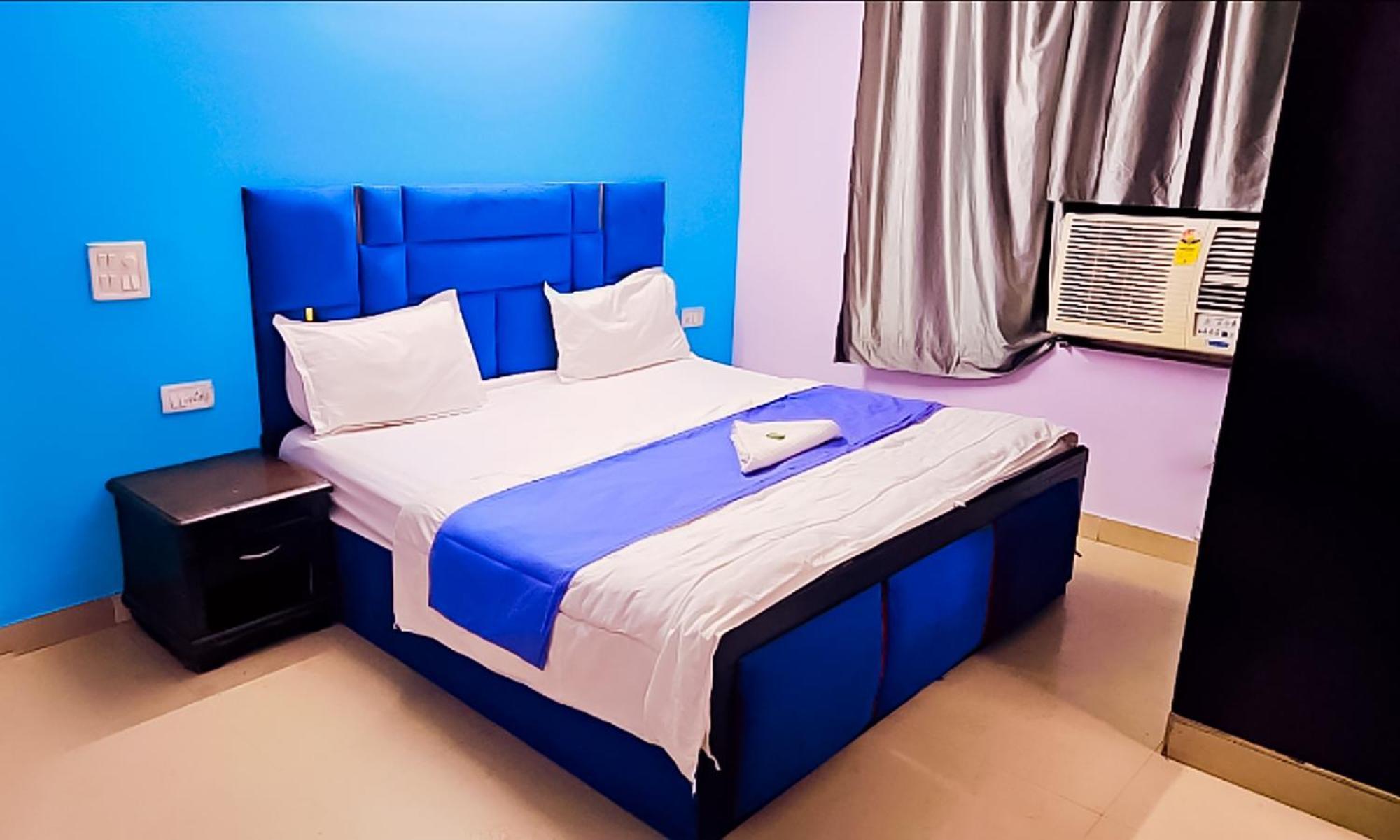 Couette-café Happy - Near Saket Metro *