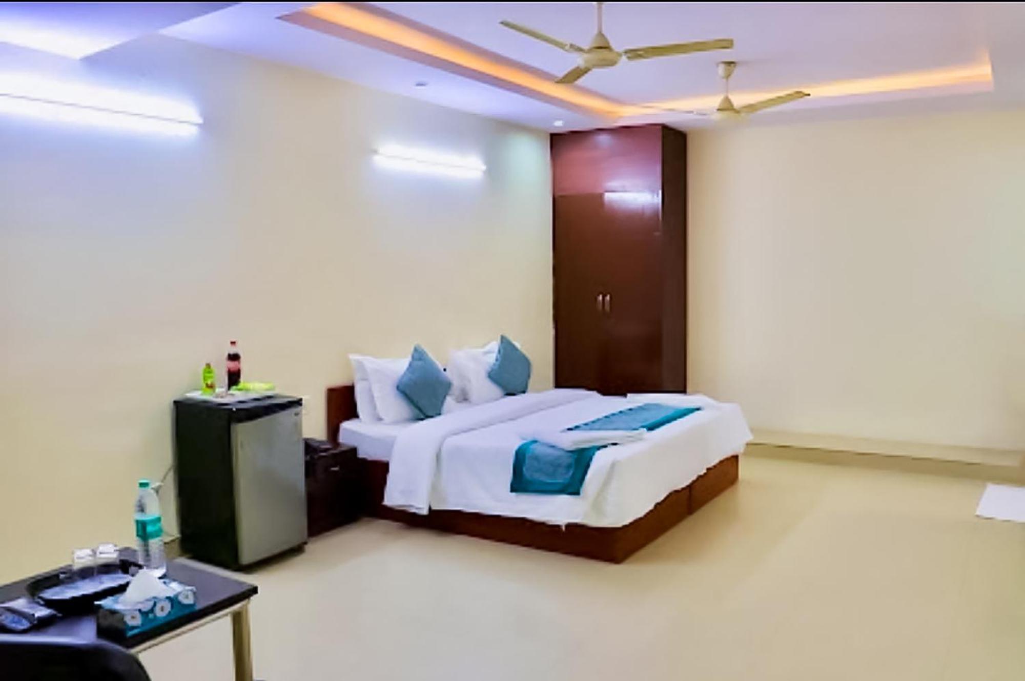 Couette-café Happy - Near Saket Metro *